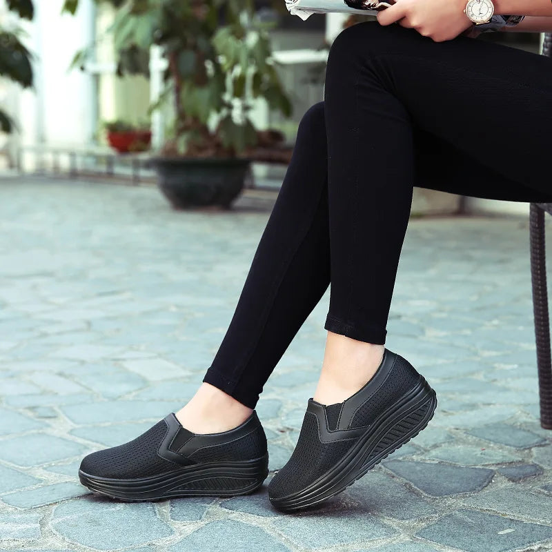 Breathable Slip-On Women's Shake Shoes Spring Summer Thick Bottom Heightening Large Size Shake Shoes round Toe Casual Style