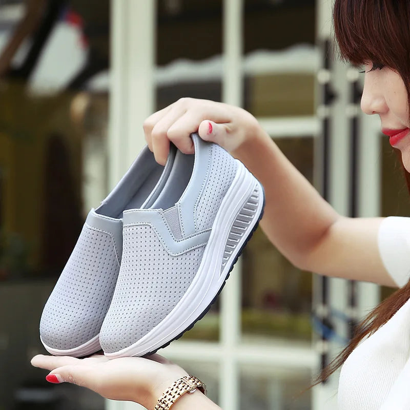 Breathable Slip-On Women's Shake Shoes Spring Summer Thick Bottom Heightening Large Size Shake Shoes round Toe Casual Style